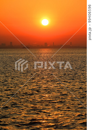 東京湾と朝日 東京湾と朝日 99406596