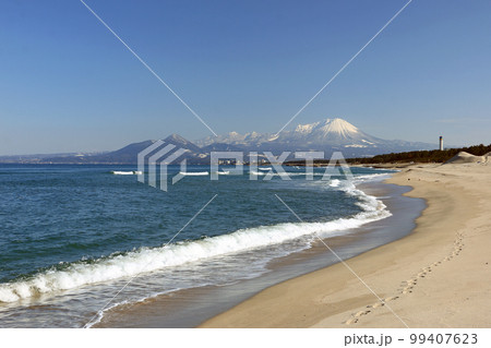 弓ヶ浜海岸から見る雪の大山 弓ヶ浜海岸から見る雪の大山 99407623