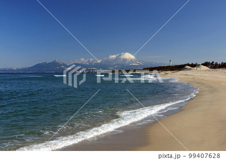 弓ヶ浜海岸から見る雪の大山 99407628