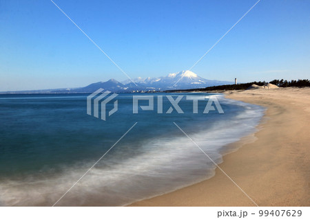 弓ヶ浜海岸から見る雪の大山 99407629