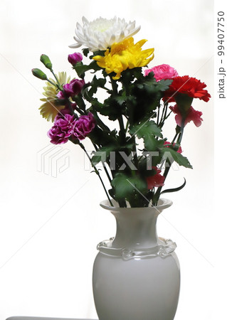室内で白い花瓶に飾った菊とカーネーションとガーベラの花 室内で白い花瓶に飾った菊とカーネーションとガーベラの花 99407750