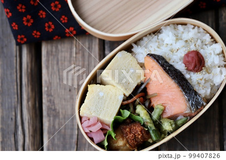 曲げわっぱに入れた焼き鮭の手作り和食弁当 99407826