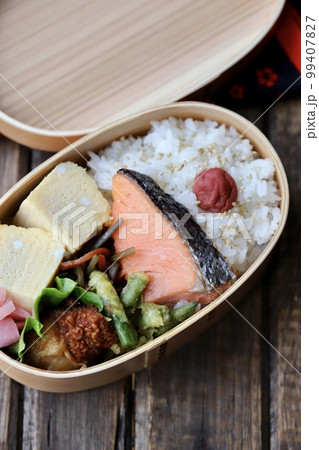 曲げわっぱに入れた焼き鮭の手作り和食弁当 曲げわっぱに入れた焼き鮭の手作り和食弁当 99407827