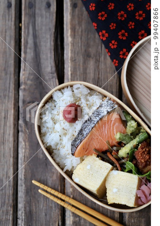 曲げわっぱに入れた焼き鮭の手作り和食弁当 曲げわっぱに入れた焼き鮭の手作り和食弁当 99407866