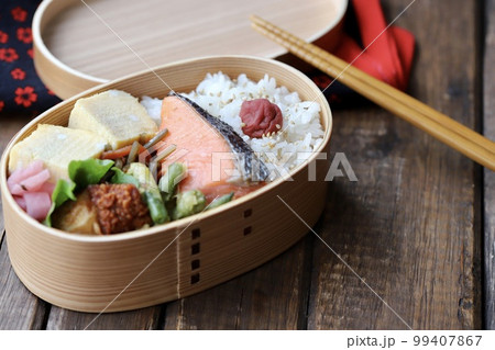 曲げわっぱに入れた焼き鮭の手作り和食弁当 99407867