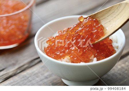 イクラの醤油漬けの箸あげ たっぷりイクラをご飯に乗せているところ イクラの醤油漬けの箸あげ たっぷりイクラをご飯に乗せているところ 99408184