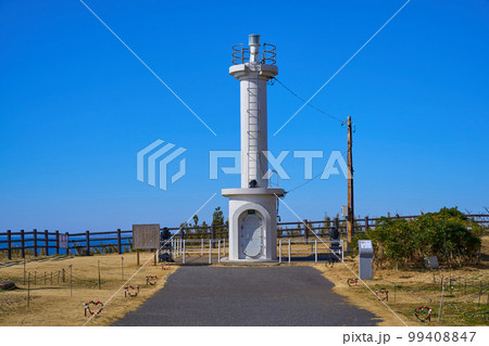 千葉県旭市の飯岡灯台のある刑部岬(ぎょうぶみさき) 99408847