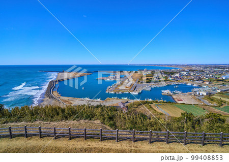 千葉県旭市の飯岡刑部岬(ぎょうぶみさき)展望館から西側の眺望(飯岡漁港,旭市,富士山など) 千葉県旭市の飯岡刑部岬(ぎょうぶみさき)展望館から西側の眺望(飯岡漁港,旭市,富士山など) 99408853