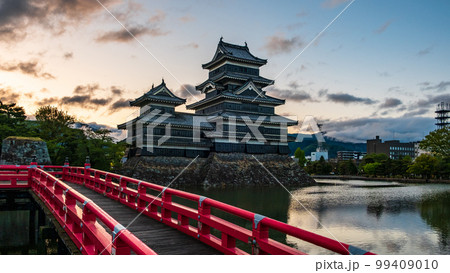 夜明けの松本城 99409010