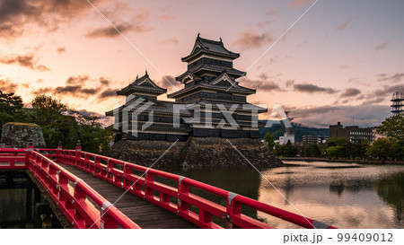 夜明けの松本城 99409012