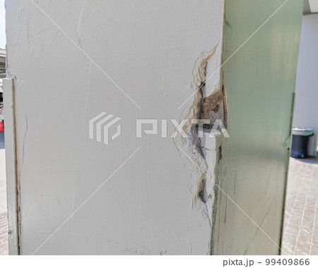 Cracked cement columns of structural buildings are unsafe and dangerous. Cracked cement columns of structural buildings are unsafe and dangerous. 99409866