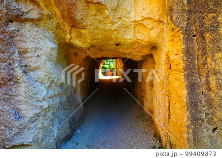 瓜割石庭公園の石切りトンネル・山形県東置賜郡高畠町 99409873