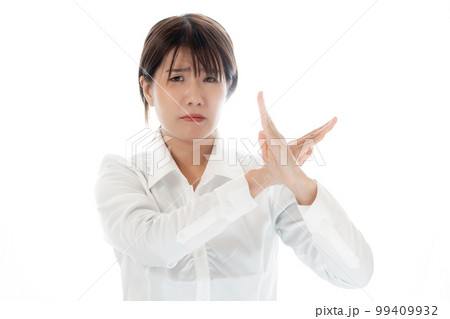 バツマークをする女性 バツマークをする女性 99409932