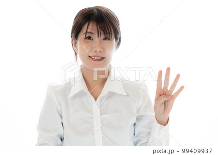 指を四本立てる女性 指を四本立てる女性 99409937