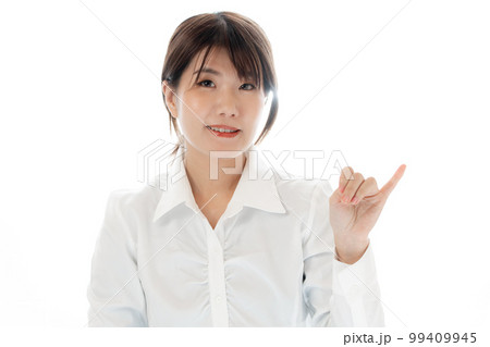 小指を立てる女性 99409945