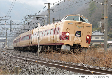 カーブで車体を傾けて高速で通過する国鉄色リバイバル塗装の振り子電車381系特急やくも号です。 カーブで車体を傾けて高速で通過する国鉄色リバイバル塗装の振り子電車381系特急やくも号です。 99409979