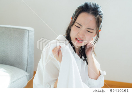 洗濯物を畳む女性 99410161