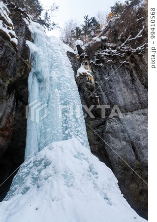 北海道遠軽町、厳冬期に巨大な氷柱となる山彦の滝（氷瀑）【1月】 99410568