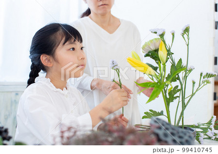 生け花を習う子ども 生け花を習う子ども 99410745