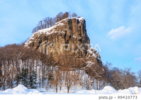北海道遠軽町、火山角礫岩が浸食風化した瞰望岩【1月】 99410773