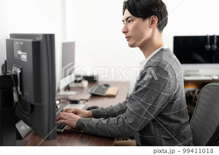 パソコンを操作する男性　デザイン　プログラマー 99411018
