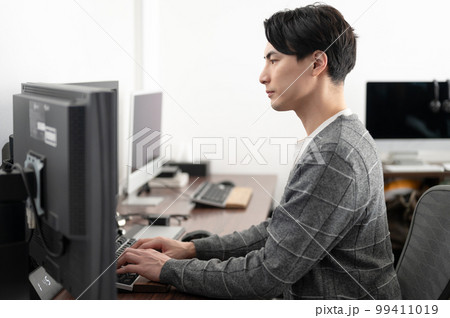 パソコンを操作する男性　デザイン　プログラマー 99411019