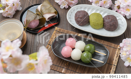 桜と和菓子｜ぼたもち・三色団子(花見団子)・桜餅　春のお花見・お彼岸イメージ 99411485