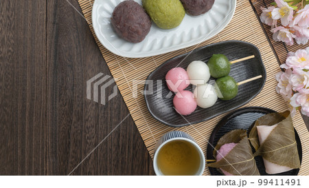 桜と和菓子|ぼたもち・三色団子(花見団子)・桜餅 春のお花見・お彼岸イメージ 桜と和菓子|ぼたもち・三色団子(花見団子)・桜餅 春のお花見・お彼岸イメージ 99411491