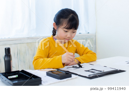習字をする子ども 99411940