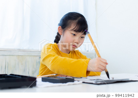 習字をする子ども 99411942