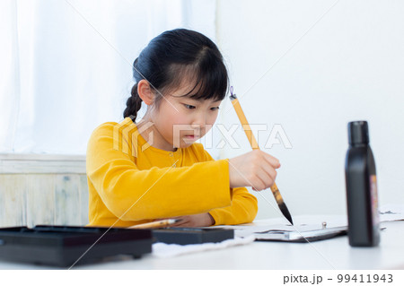 習字をする子ども 99411943