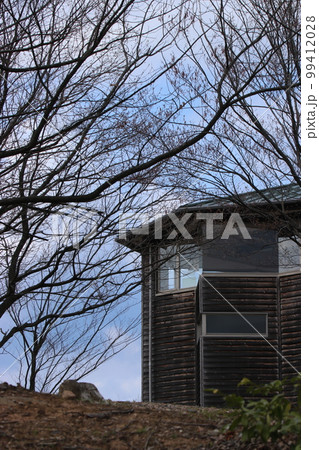 春の小山と木の建物（柳田布尾山古墳　※富山県　氷見市） 99412028