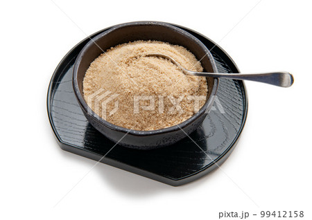 奄美諸島のサトウキビから作った砂糖 99412158