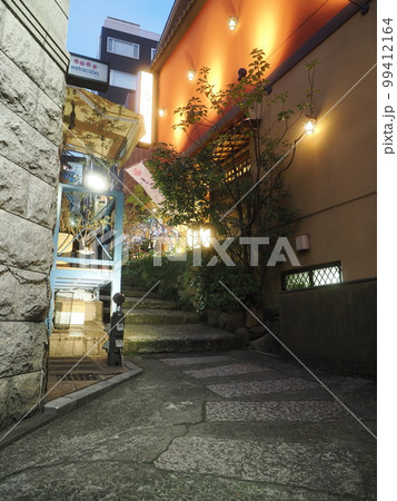 神楽坂　芸者小道(熱海湯階段)の夜景 99412164