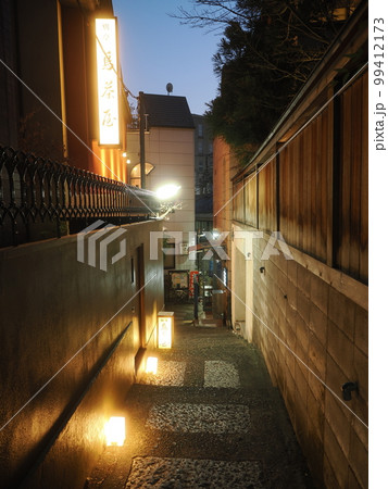 神楽坂 芸者小道(熱海湯階段)の夜景 神楽坂 芸者小道(熱海湯階段)の夜景 99412173