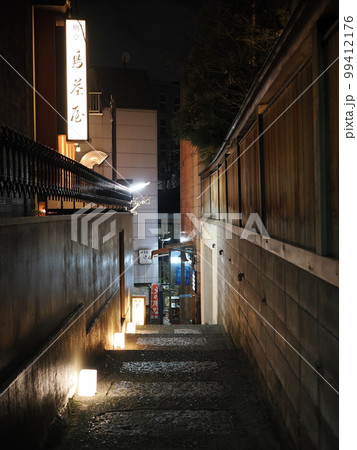 神楽坂　芸者小道(熱海湯階段)の夜景 99412176