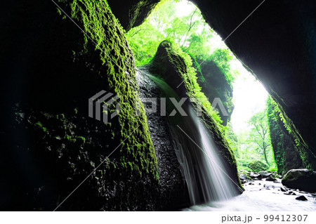 洞窟に流れ込む神秘的な滝 シワガラの滝1 兵庫県美方郡新温泉町 洞窟に流れ込む神秘的な滝 シワガラの滝1 兵庫県美方郡新温泉町 99412307