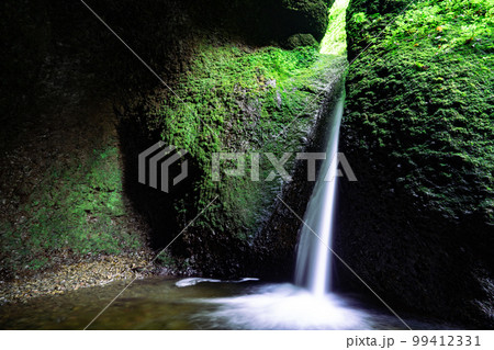 洞窟に流れ込む神秘的な滝 シワガラの滝25 兵庫県美方郡新温泉町 洞窟に流れ込む神秘的な滝 シワガラの滝25 兵庫県美方郡新温泉町 99412331