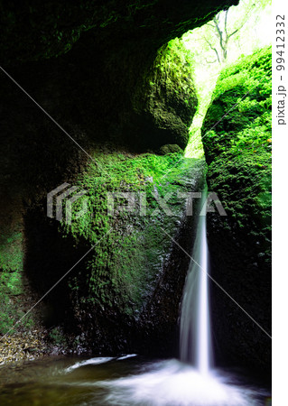 洞窟に流れ込む神秘的な滝　シワガラの滝26　兵庫県美方郡新温泉町 99412332