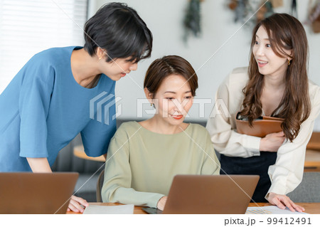 ビジネス　女性　カジュアル 99412491
