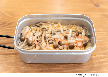 メスティンで秋鮭とぶなしめじの炊き込みご飯 メスティンで秋鮭とぶなしめじの炊き込みご飯 99412590