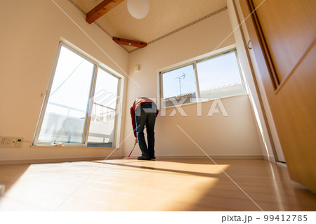 部屋のワックスがけをする男性 99412785