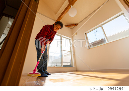 部屋のワックスがけをする男性 99412944
