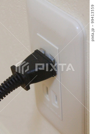 コンセントにプラグを中途半端にさしている コンセントにプラグを中途半端にさしている 99413559