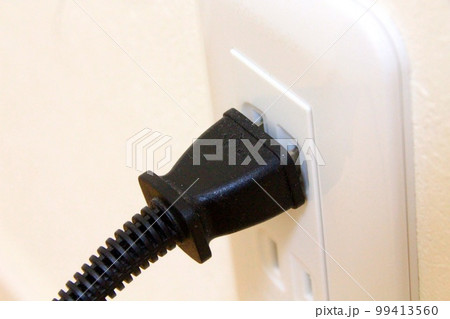 コンセントにプラグを中途半端にさしている コンセントにプラグを中途半端にさしている 99413560