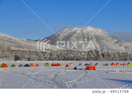 冬のワカサギ釣り_穴釣り 99413798
