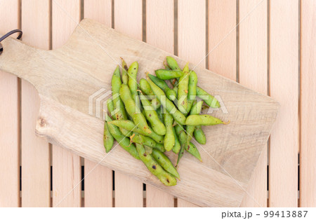 スキレットで枝豆のにんにく炒め料理 スキレットで枝豆のにんにく炒め料理 99413887