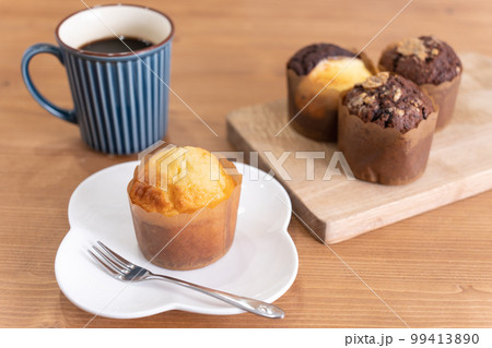 手作りのマフィンとホットコーヒー 99413890