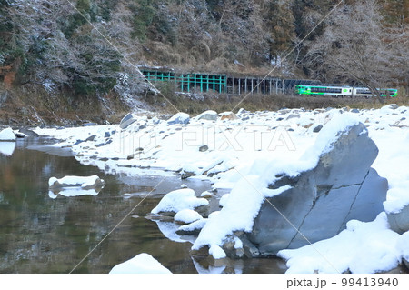 雪に覆われた久慈川と「風っこストーブ奥久慈号」 99413940
