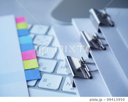 書類、パソコンのビジネスイメージ 書類、パソコンのビジネスイメージ 99413950